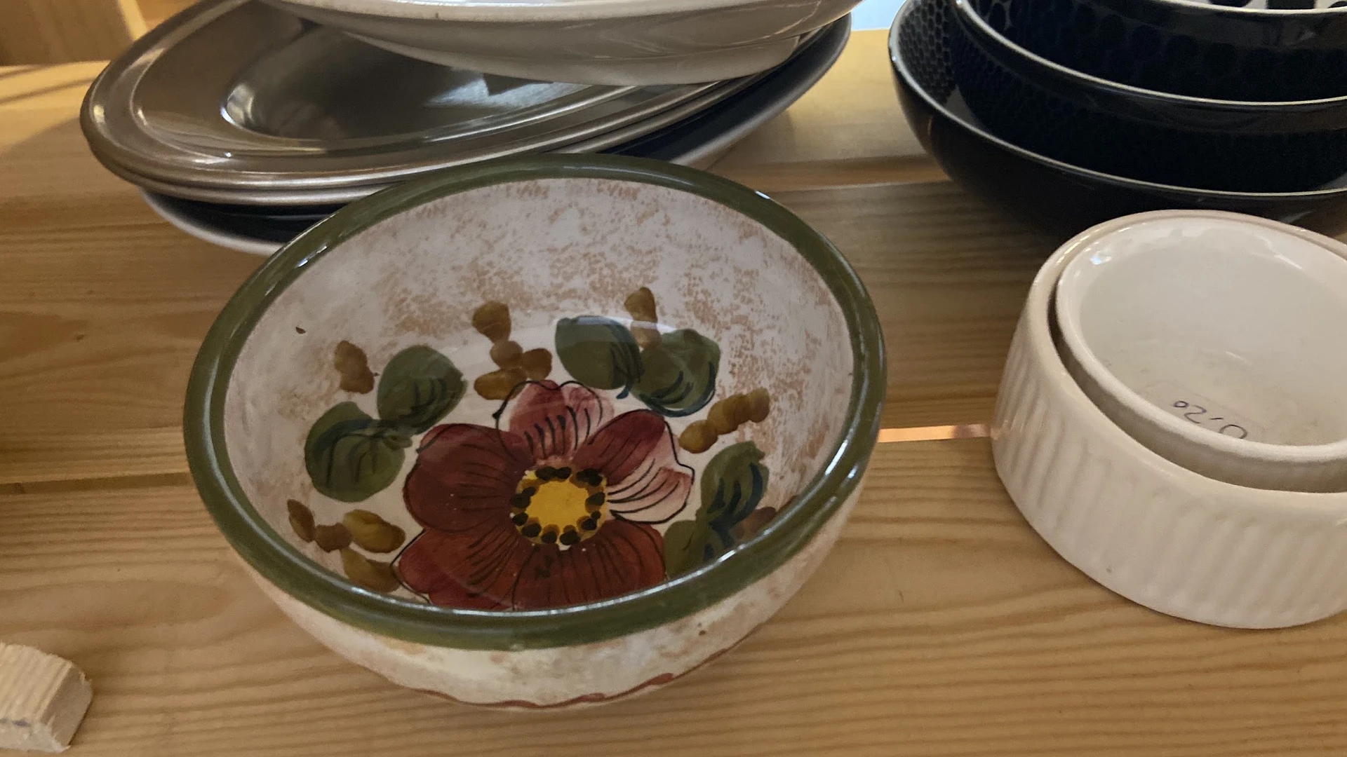 Vintage serviesgoed met bloemendessin in bruine en groene kleuren op houten tafel