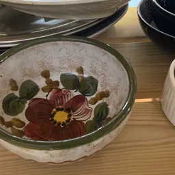 Vintage serviesgoed met bloemendessin in bruine en groene kleuren op houten tafel