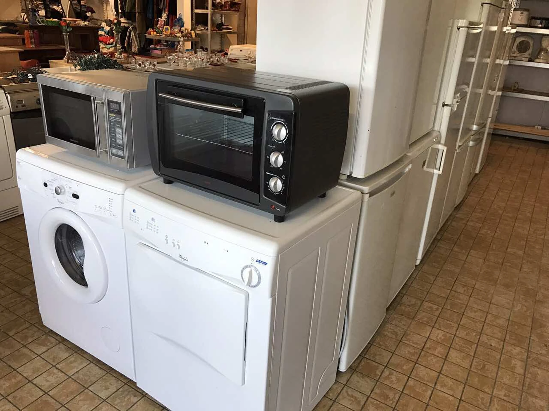 Kringloopwinkel 2e Hands 5 Meilaan in Leiden met tweedehands boeken, huis- en inrichting en kasten