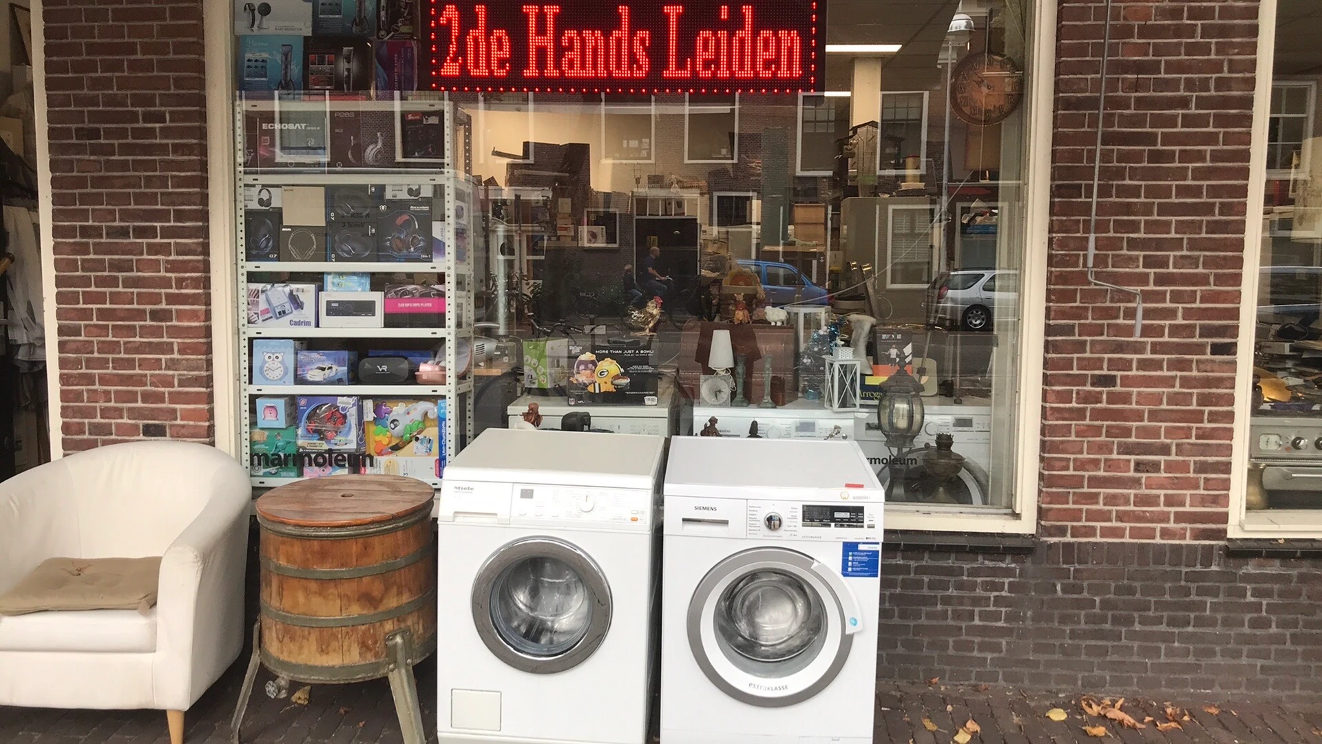Kringloopwinkel 2e Hands 5 Meilaan in Leiden met tweedehands boeken, huis- en inrichting en kasten