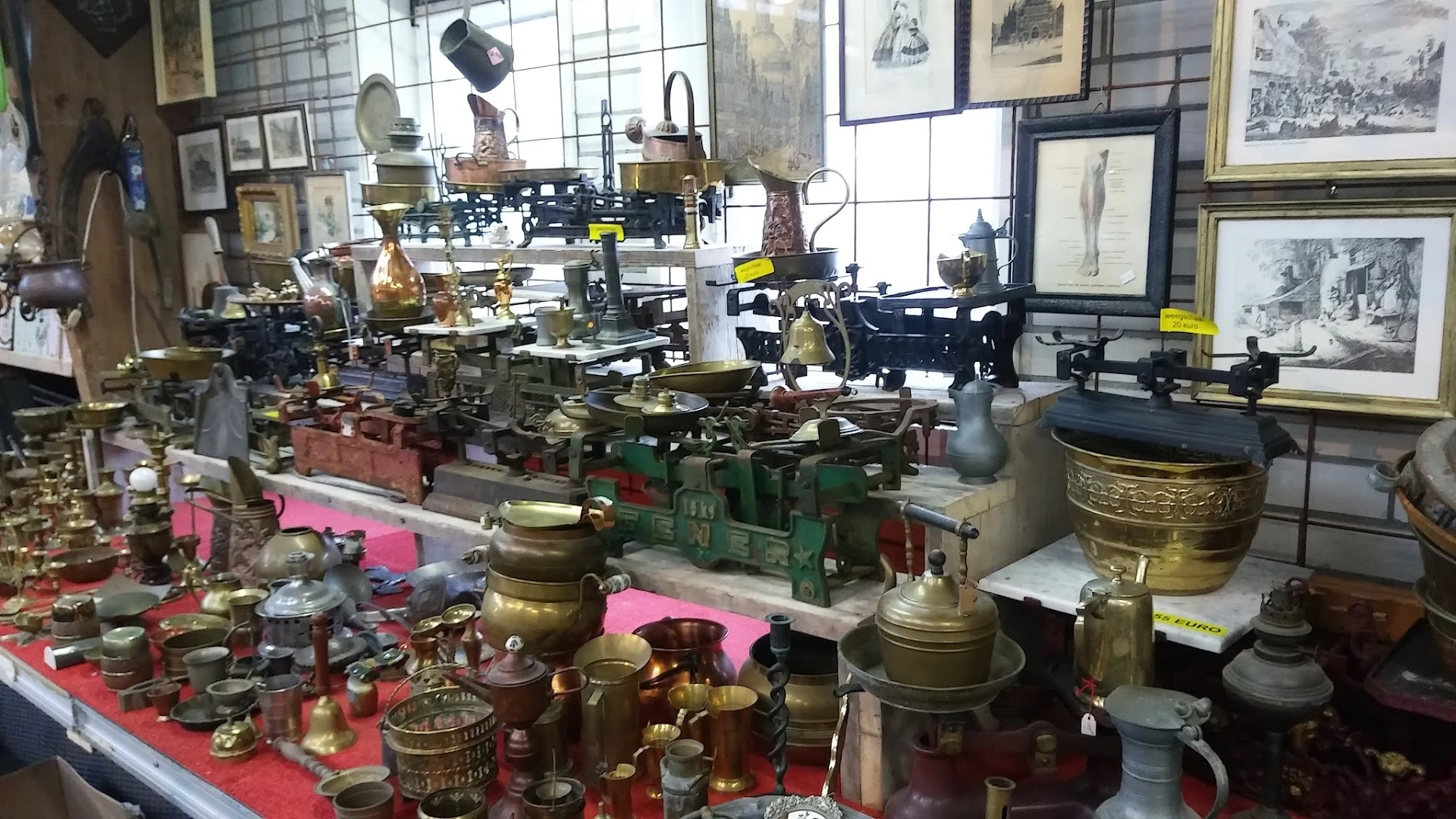 Kringloopwinkel 2e hands handel westerwolde in Bellingwolde met tweedehands boeken, gereedschappen en kasten