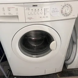 Witte Zanussi wasmachine met zwarte trommel, frontaanzicht in kringloopwinkel