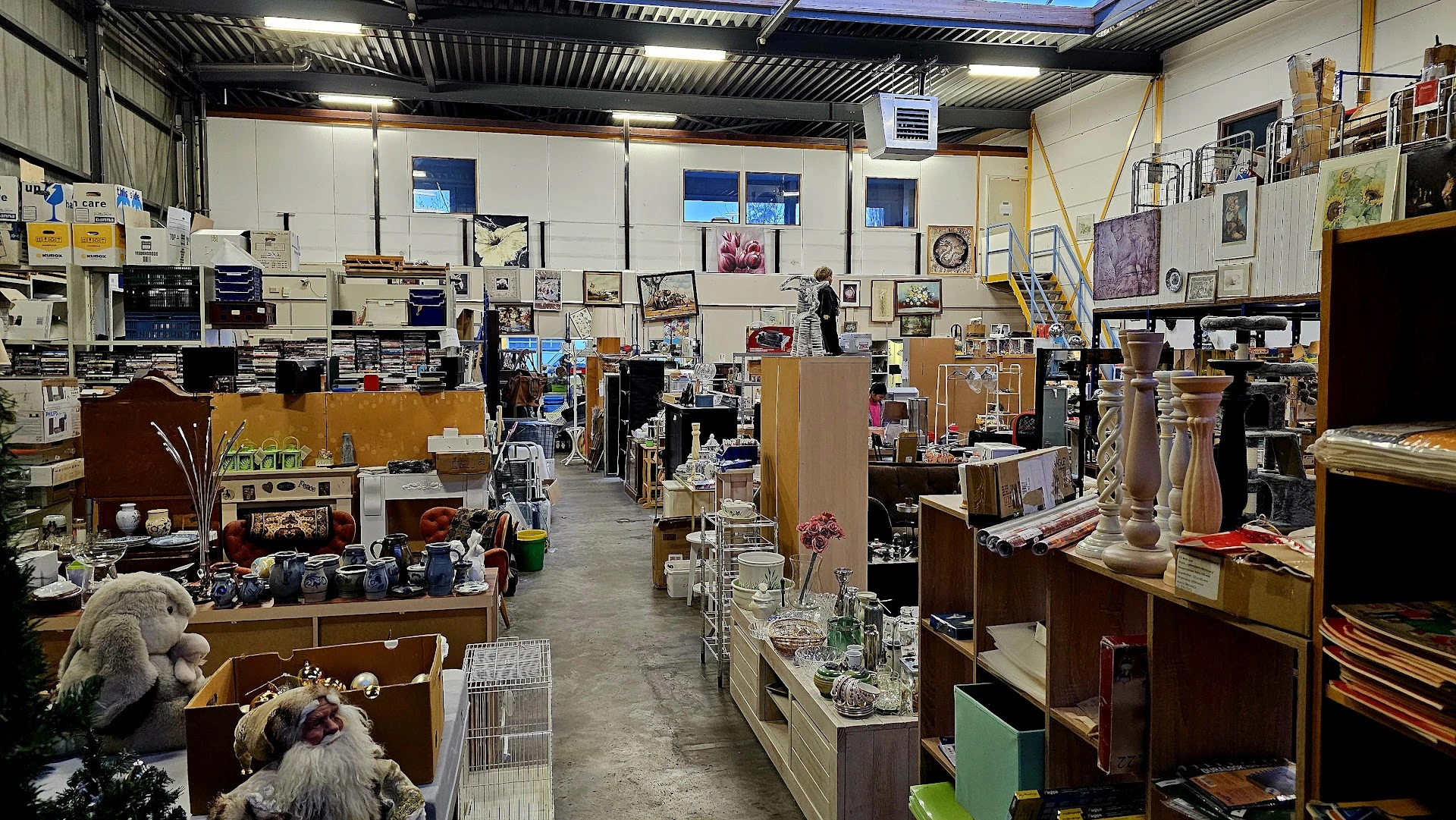 Kringloopwinkel 2e Hands Nieuwe Kans in Zoetermeer met tweedehands boeken, gereedschappen en huis- en inrichting