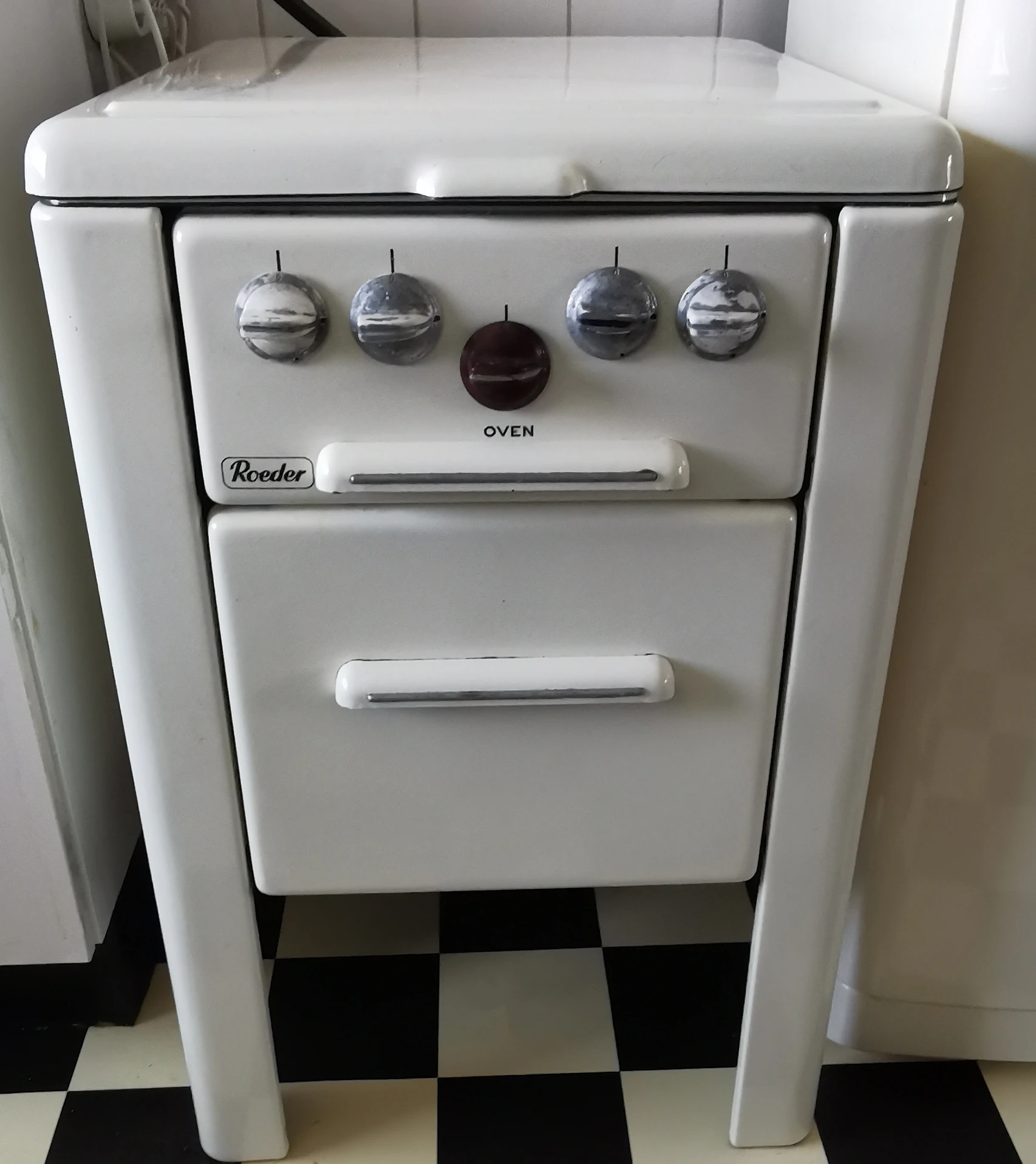 Vintage witte Roeder-fornuis met vier draaiknoppen en twee ovens