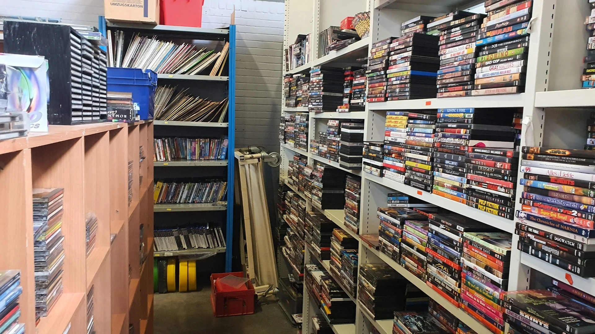 Uitgebreide collectie dvd's en blu-rays op stellingen en in dozen in de winkel