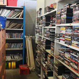 Uitgebreide collectie dvd's en blu-rays op stellingen en in dozen in de winkel