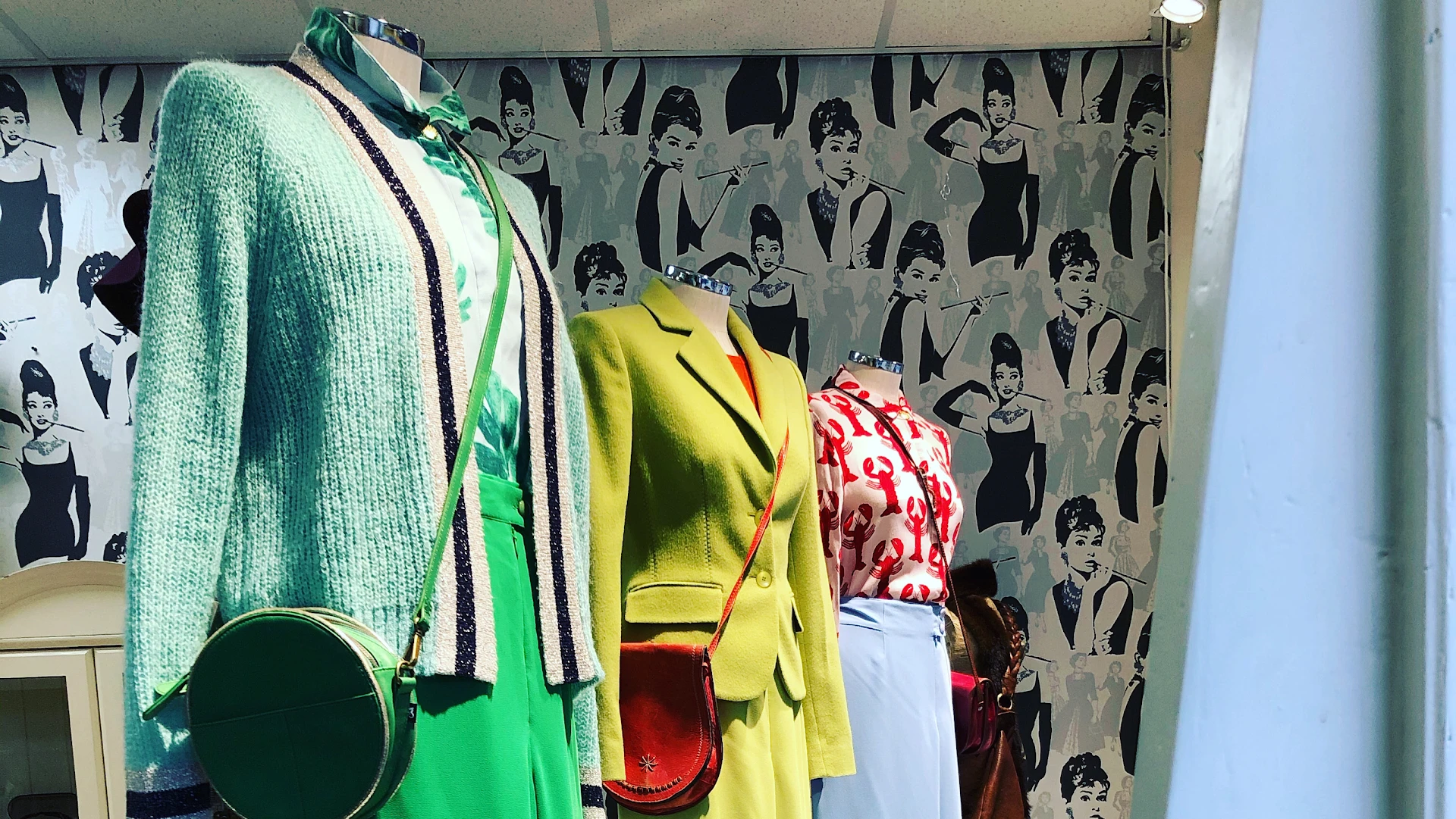 Kringloopwinkel 2ndCloset in Groningen in Groningen Stad met tweedehands dameskleding, herenkleding en jassen