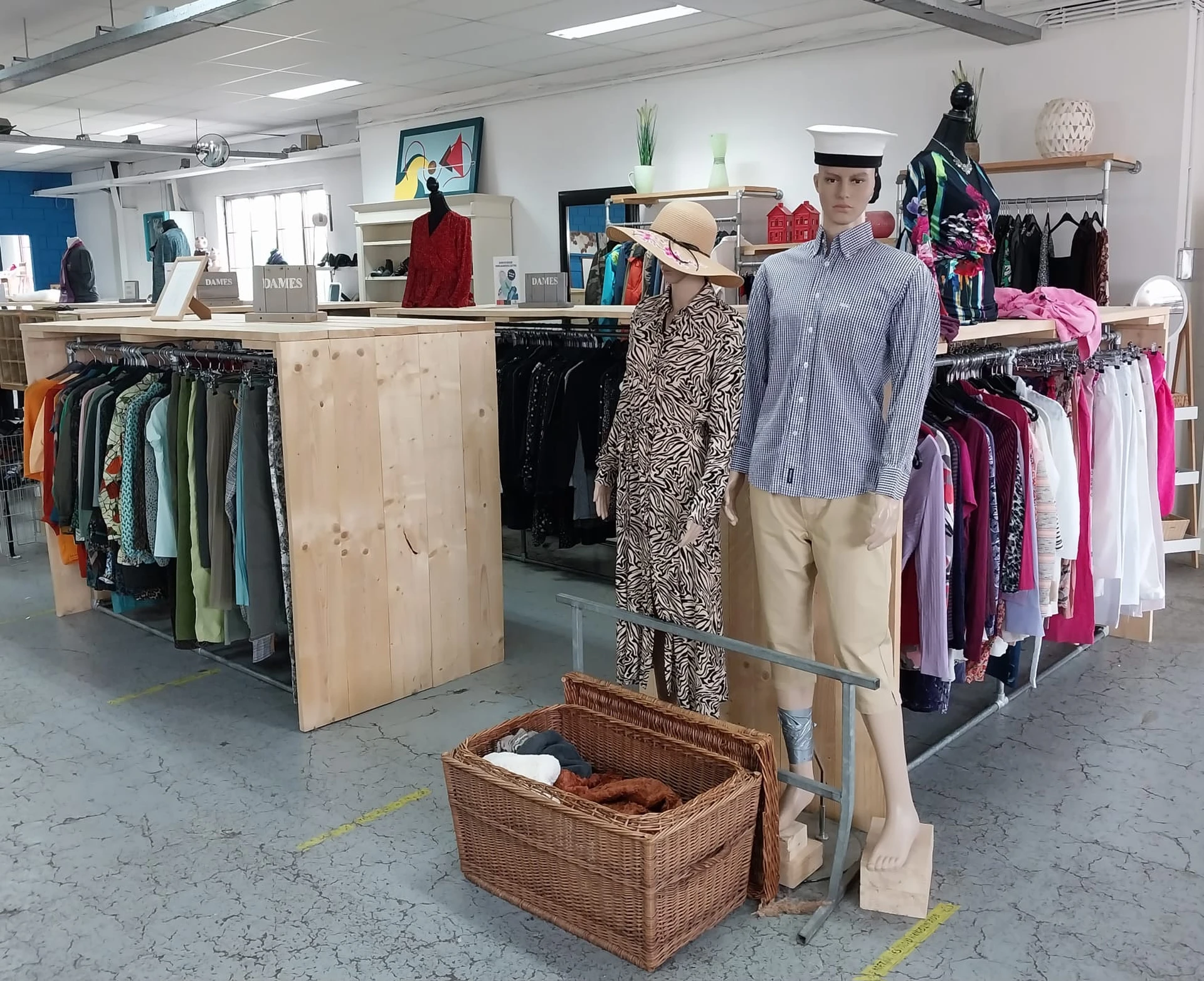 Kringloopwinkel 2Switch Dieren in Dieren met tweedehands audioapparatuur, boeken en computers