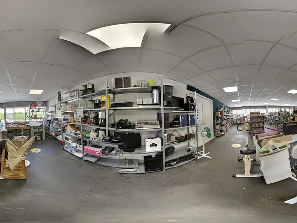Winkelvloer met stellingen, schappen en uitgestalde spullen in een kringloopwinkel