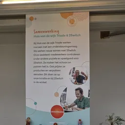 Informatief poster over samenwerking tussen Huis van de Wijk Triade en 2Switch met foto's van medewerkers