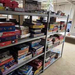 Stellingen vol met bordspellen en puzzels in verschillende kleuren en maten