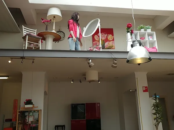 Winkelmezzanine met uitgestalde huishoudartikelen, lampen, spiegels en decoratie