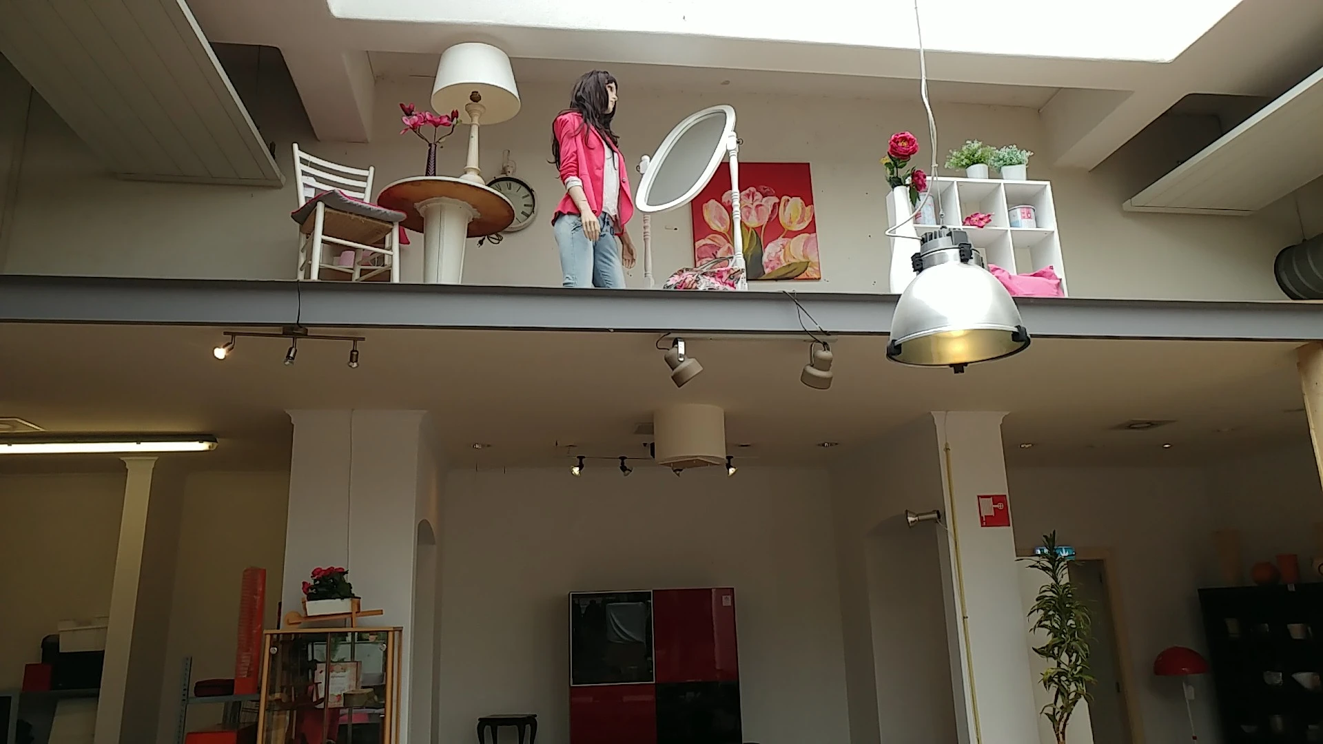 2Switch kringloopwinkel Arnhem ♻️ in Arnhem met tweedehands meubels en kleding