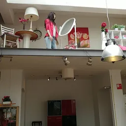 Winkelmezzanine met uitgestalde huishoudartikelen, lampen, spiegels en decoratie