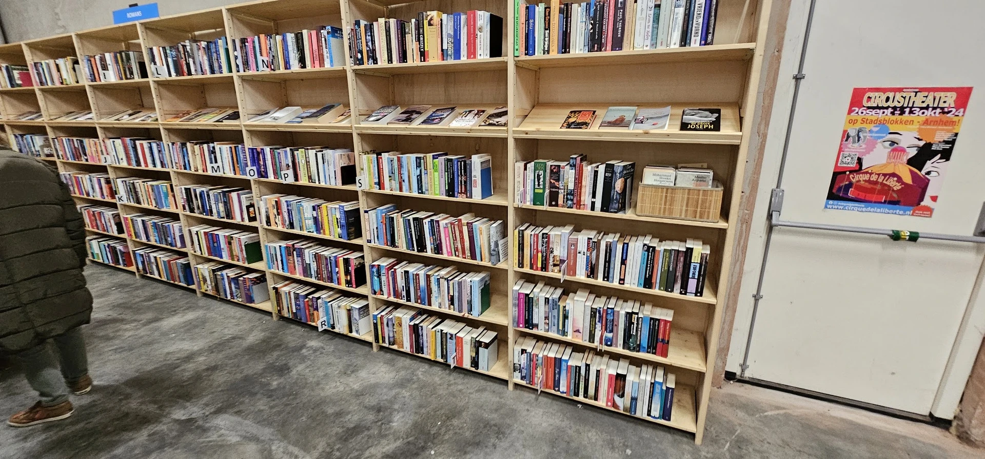 Houten boekenkast met dvd's en blu-rays netjes uitgestald op meerdere niveaus