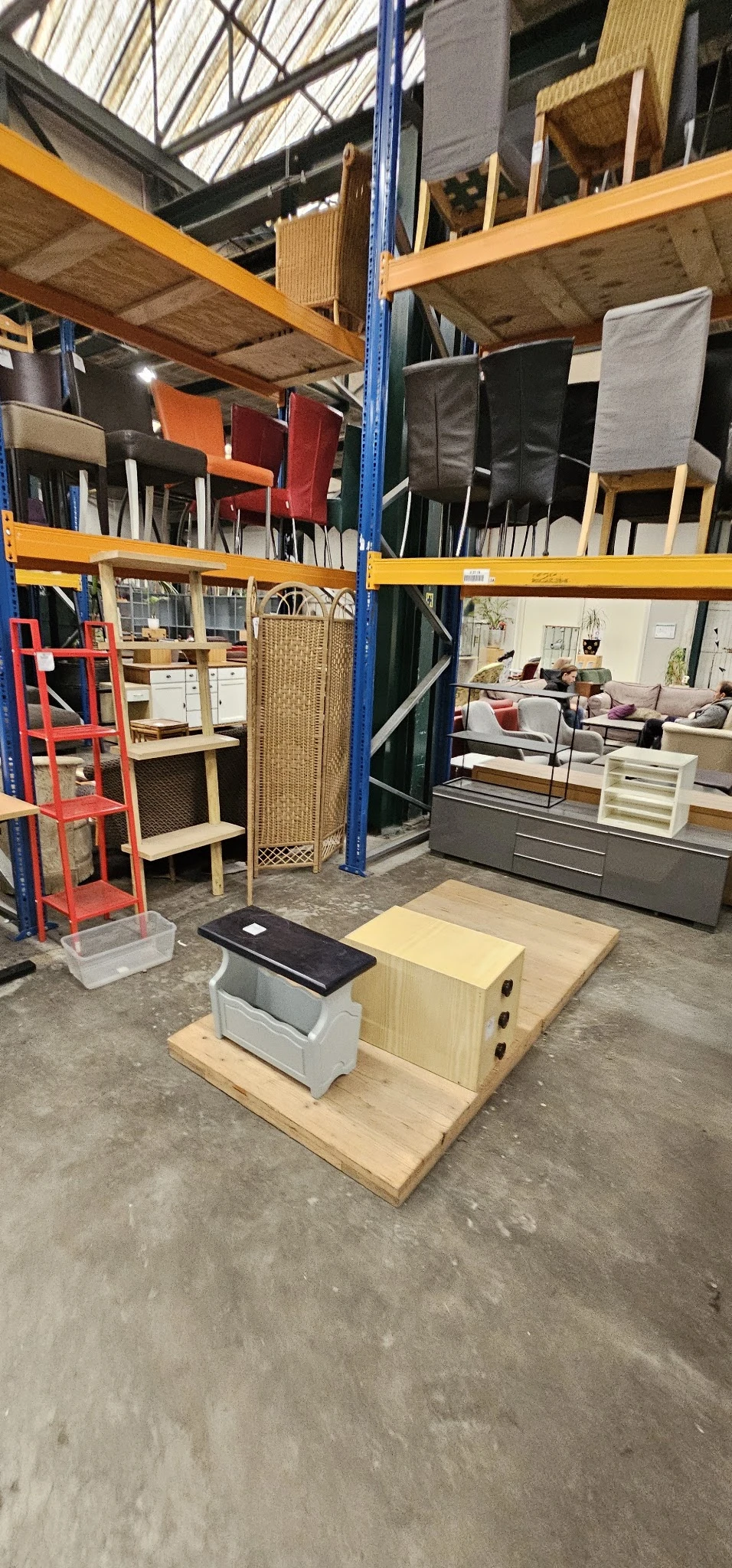 Winkelvloer met uitgestalde meubels, kasten en decoratieve items in een kringloopwinkel