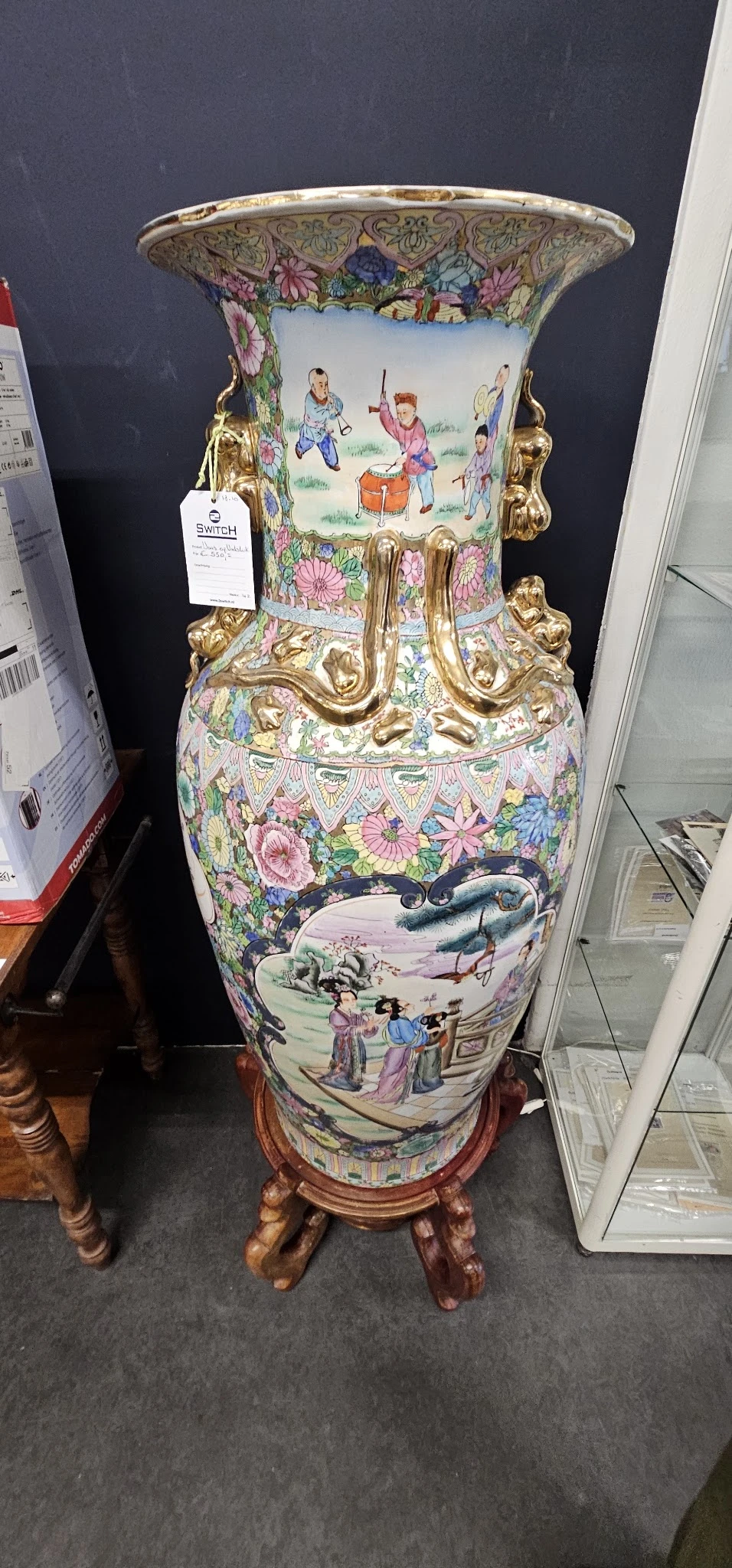 Decoratieve Chinese vaas met gouden hengsels en bloemenmotief