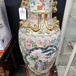 Decoratieve Chinese vaas met gouden hengsels en bloemenmotief