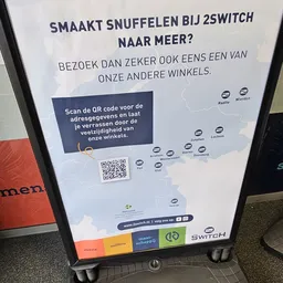 Informatieposter met QR-code en kaart van winkellocaties in Nederland