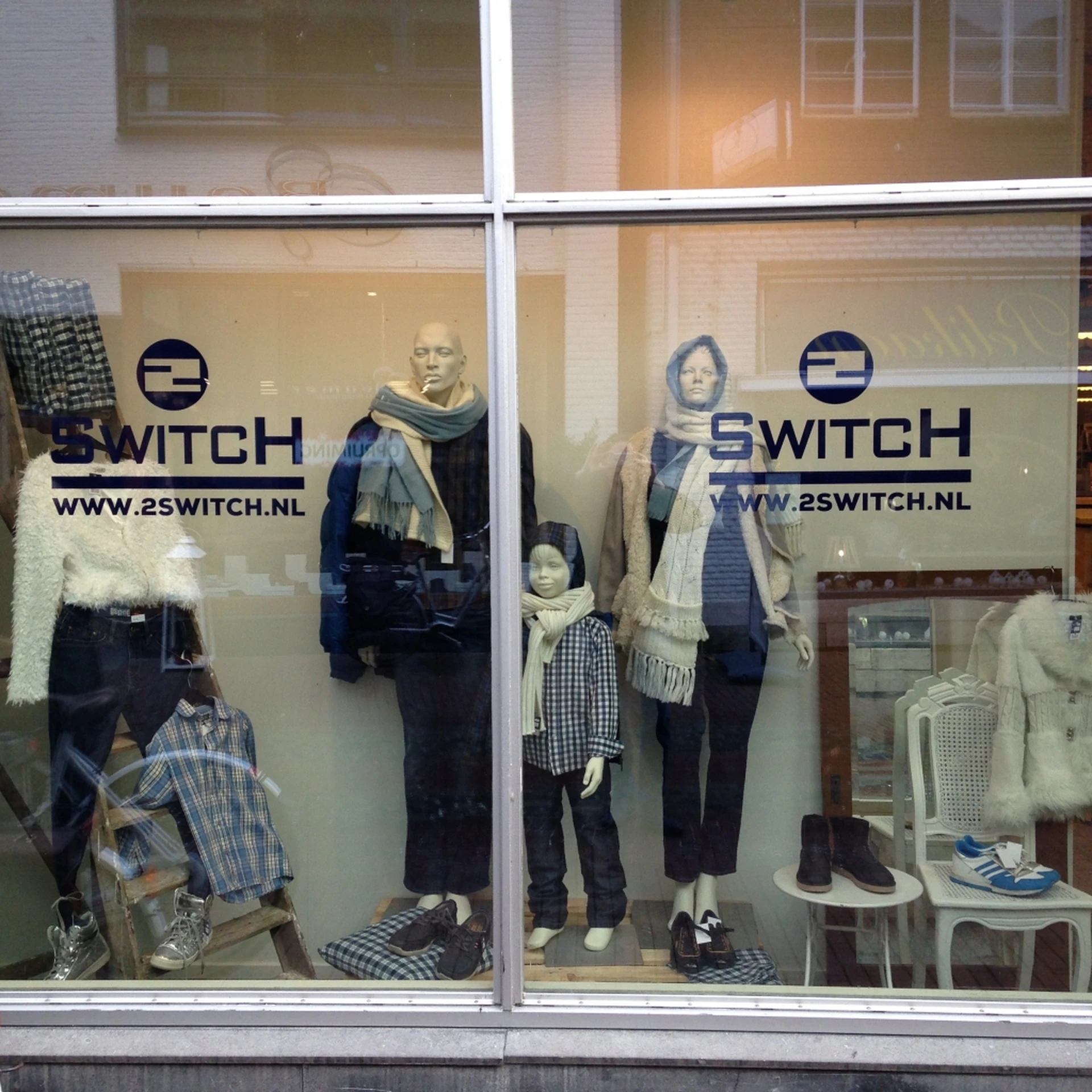 Kringloopwinkel 2Switch Lochem in Lochem met tweedehands boeken, huishoudelijke apparaten en kleding