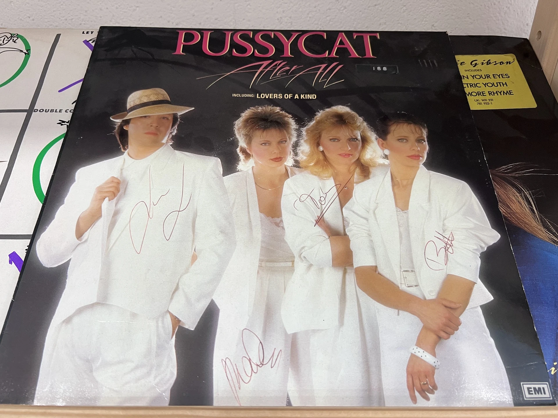 Gesigneerd vinyl album 'Pussycat' van het gelijknamige duo uit de jaren 80