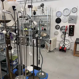 Winkelinterieur met stellingen, diverse huishoudapparatuur, klokken en spullen uitgestald