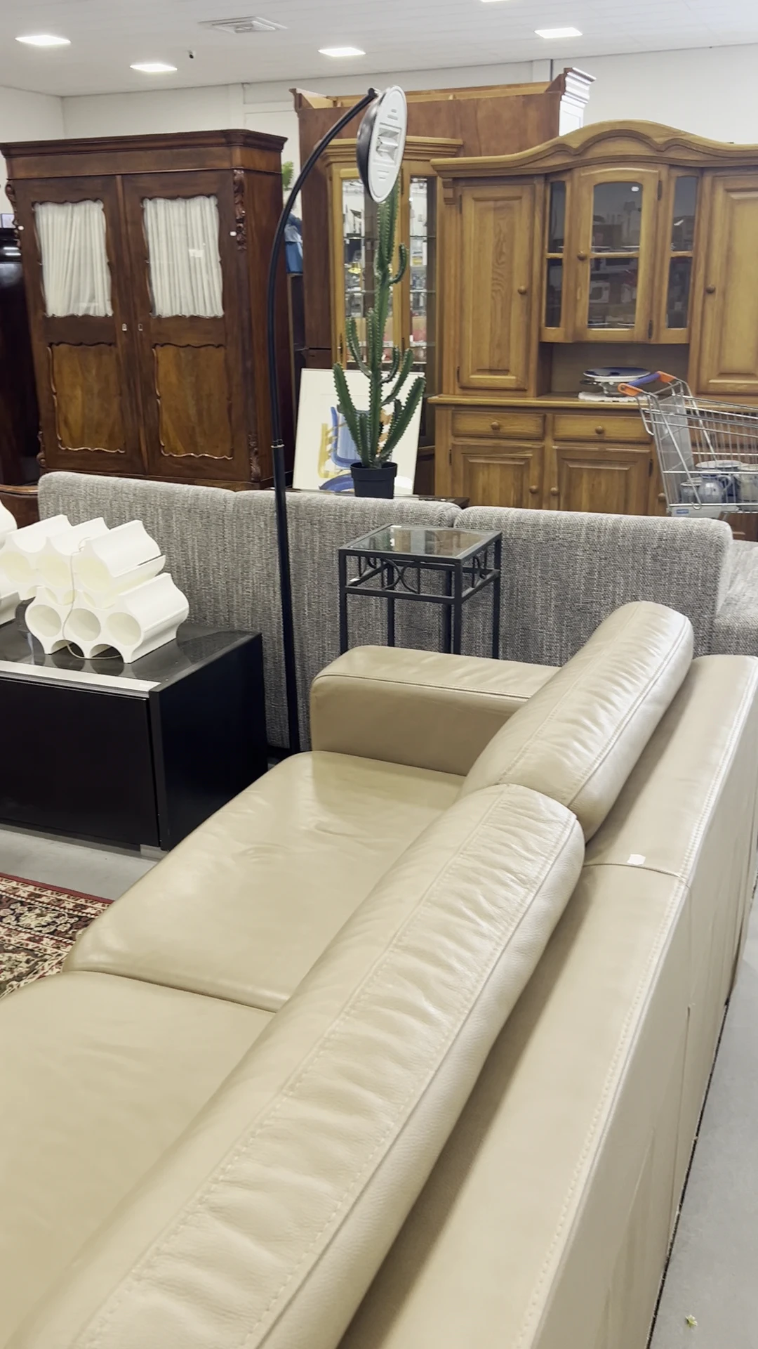 Crèmekleurig lederen hoekbankstel in een woonkamer interieur
