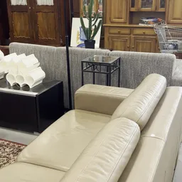 Crèmekleurig lederen hoekbankstel in een woonkamer interieur