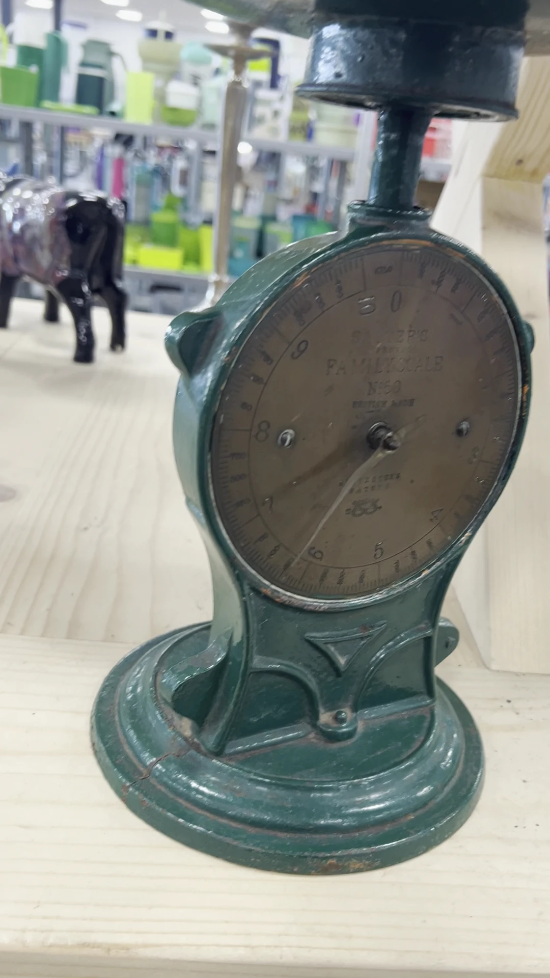 Close-up van een vintage groene schaalweegschaal met ronde wijzerplaat en nummeraanduiding
