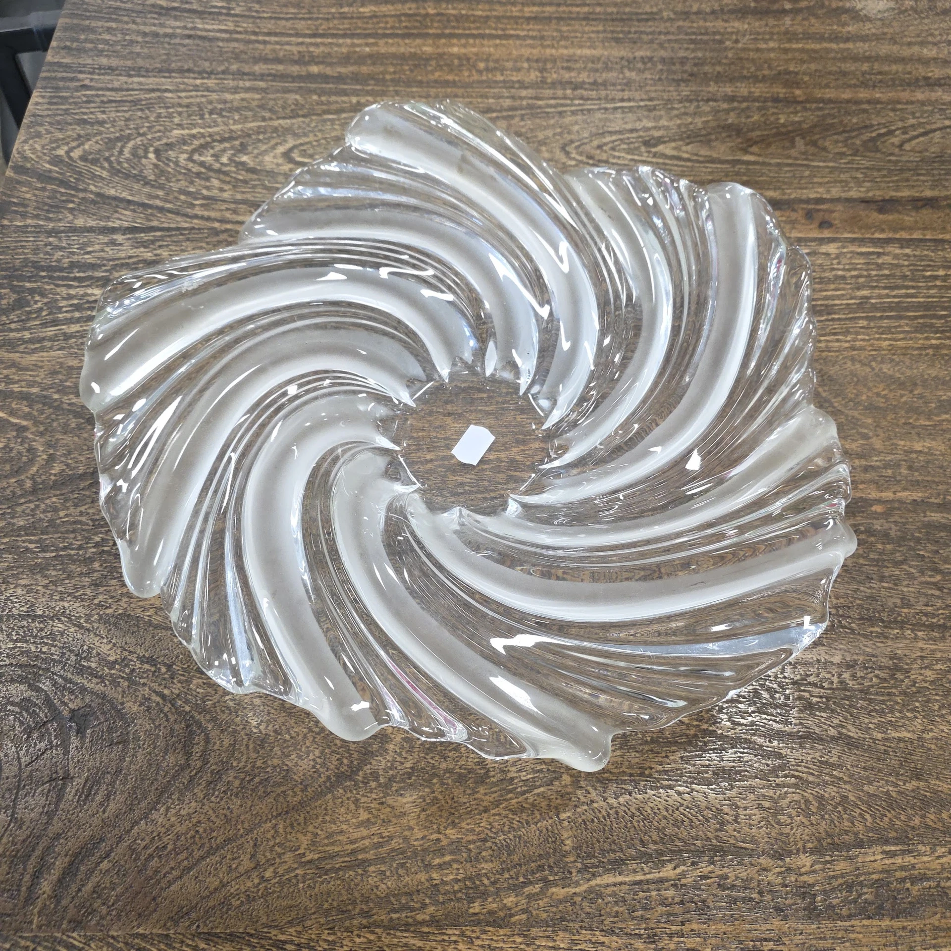 Glazen schaal met spiraalpatroon op houten tafel