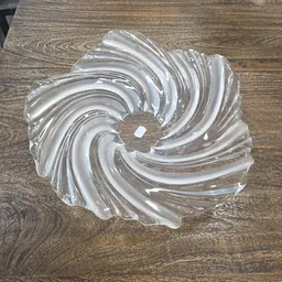 Glazen schaal met spiraalpatroon op houten tafel