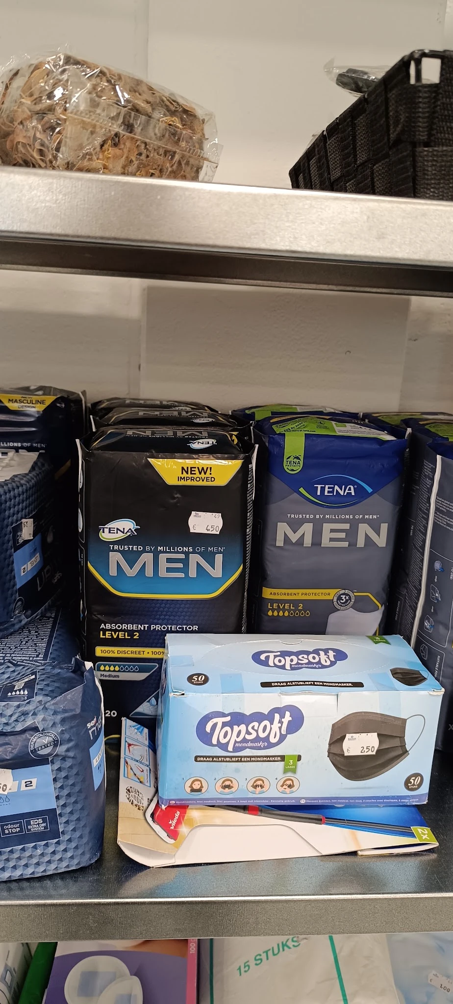 Uitgestalde verpakkingen van TENA Men incontinentiebeschermingsproducten in verschillende absorptieniveaus op schap