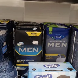 Uitgestalde verpakkingen van TENA Men incontinentiebeschermingsproducten in verschillende absorptieniveaus op schap