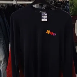 Zwart longsleeve shirt met gekleurde logoprint op de borst, op een kledinghanger