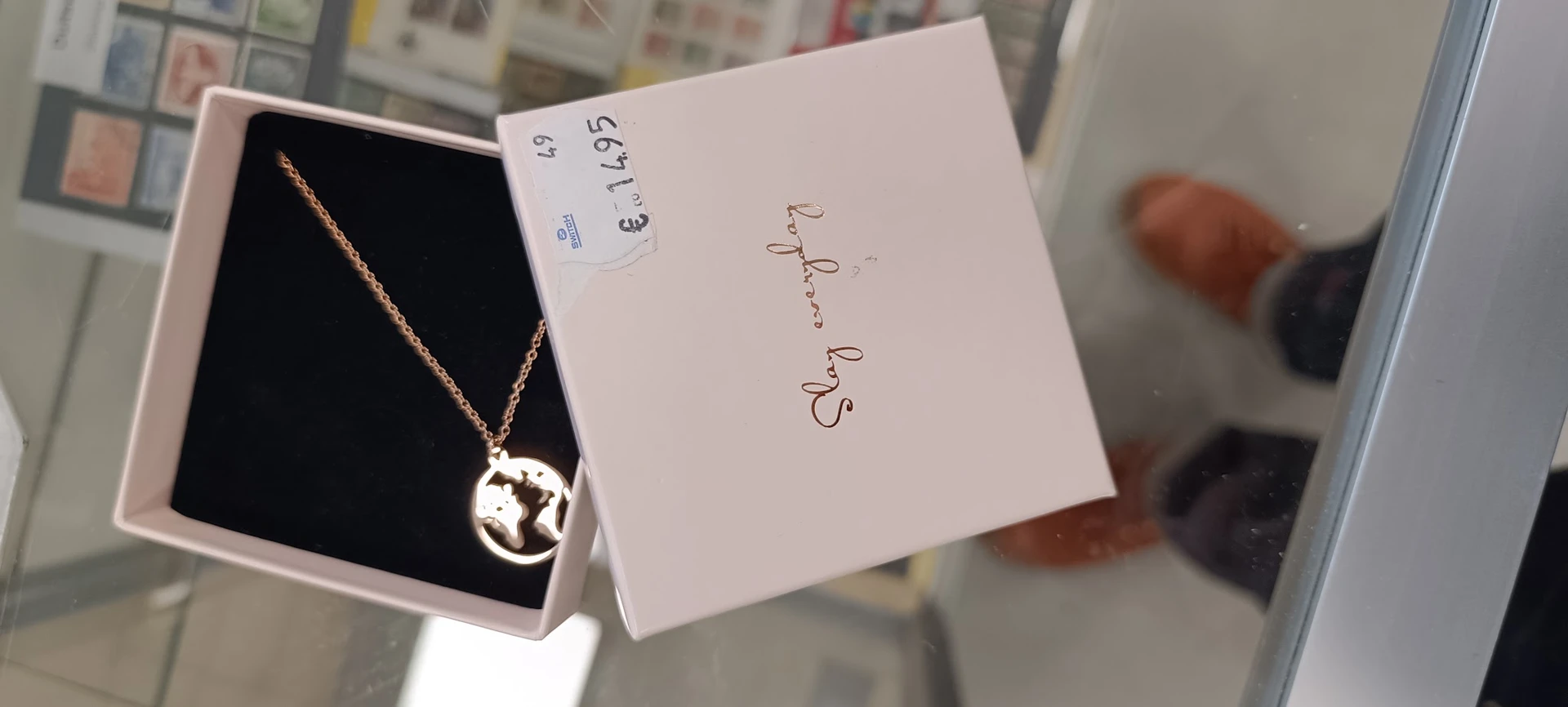 Goudkleurige halsketting met hanger in geschenkdoos met prijskaartje van €11,95