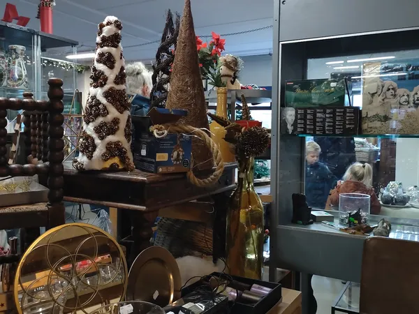Winkelinterieur met diverse decoraties, speelgoed en huishoudartikelen op uitstalling