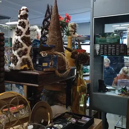 Winkelinterieur met diverse decoraties, speelgoed en huishoudartikelen op uitstalling