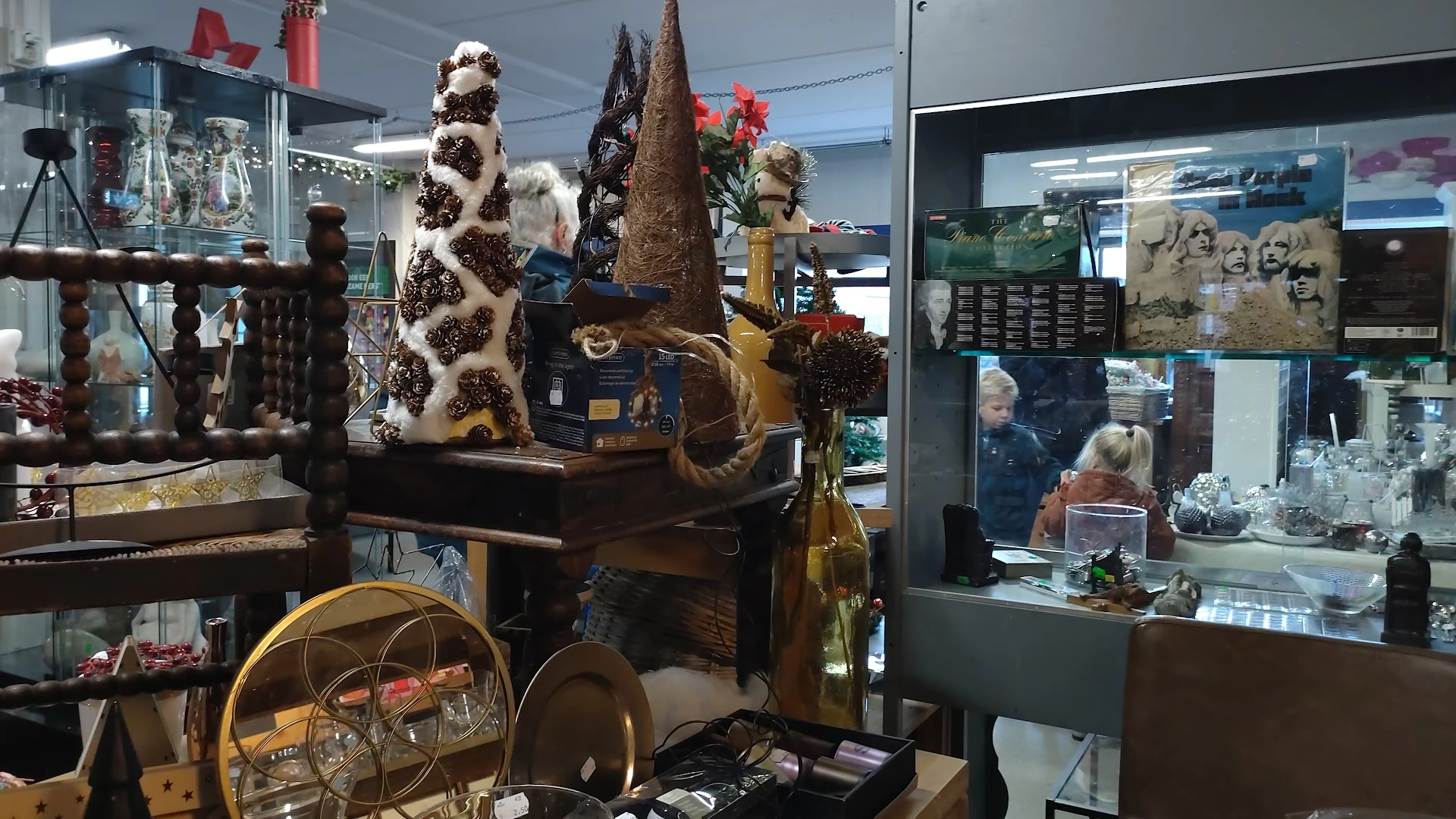 Kringloopwinkel 2Switch Westervoort in Westervoort met tweedehands boeken, huishoudelijke apparaten en kasten