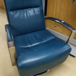 Blauwe lederen fauteuil met houten armleuningen en grijze zijpanelen