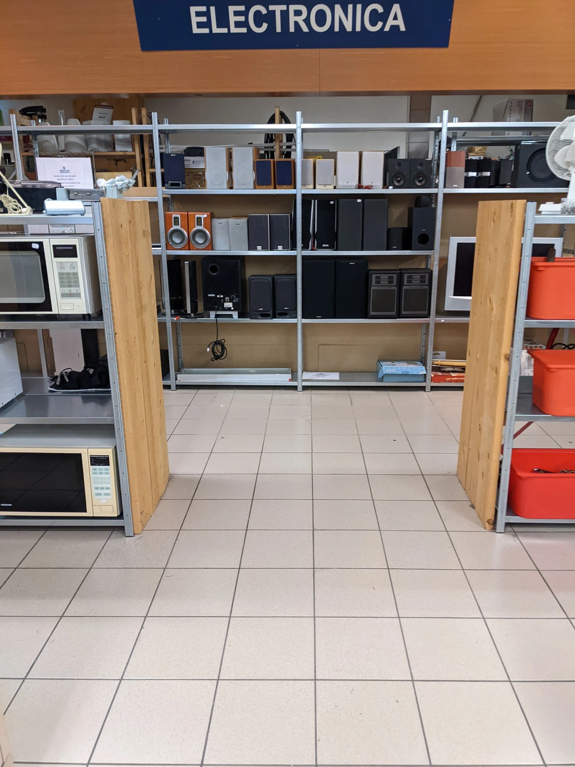 Kringloopwinkel 2Switch Wierden in Wierden met tweedehands boeken, computers en huishoudelijke apparaten