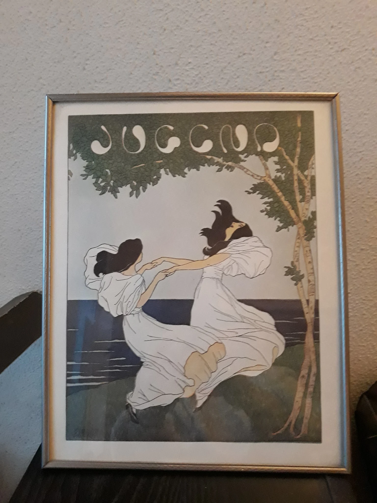 Art nouveau-stijl schilderij in lijst met twee vrouwen in witte kleding bij water onder bomen