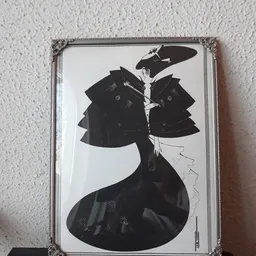 Zwart-wit illustratie van een elegante vrouwenfiguur met grote hoedjes en gedetailleerde kleding, in Art Deco-stijl