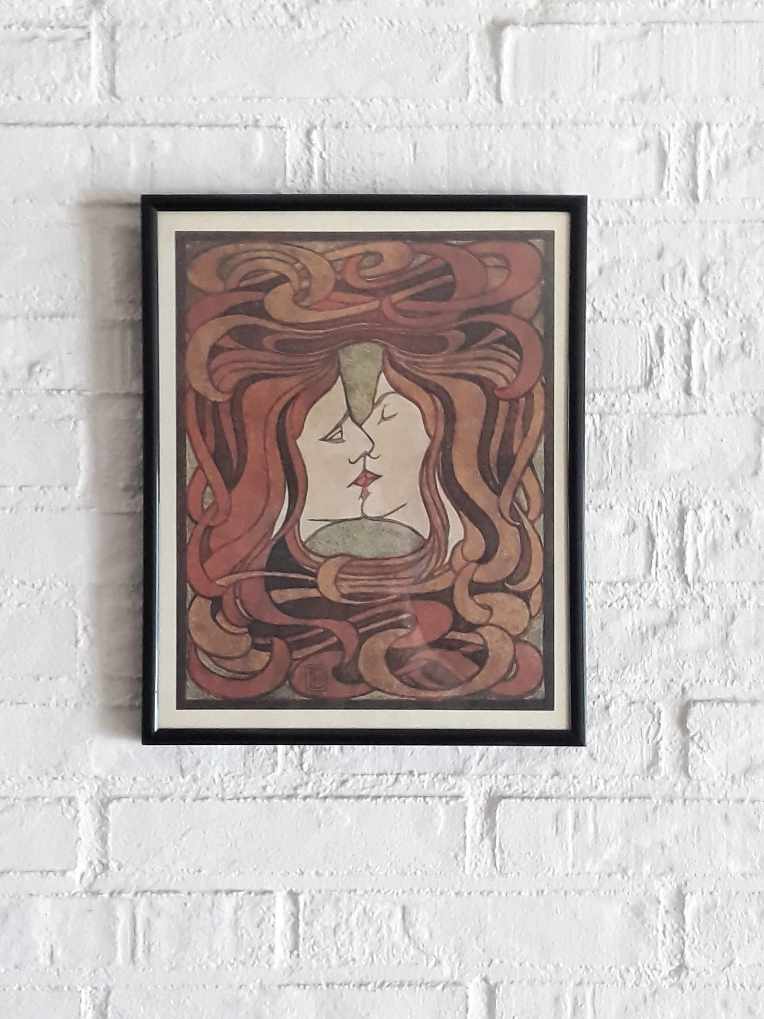 Ingelijste kunstwerk met portrethoofd van vrouw met roodbruin golvend haar in art-nouveaustijl
