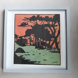 Ingelijste kunstprint met silhouetten van bomen en een gebouw tegen een oranje en groene achtergrond