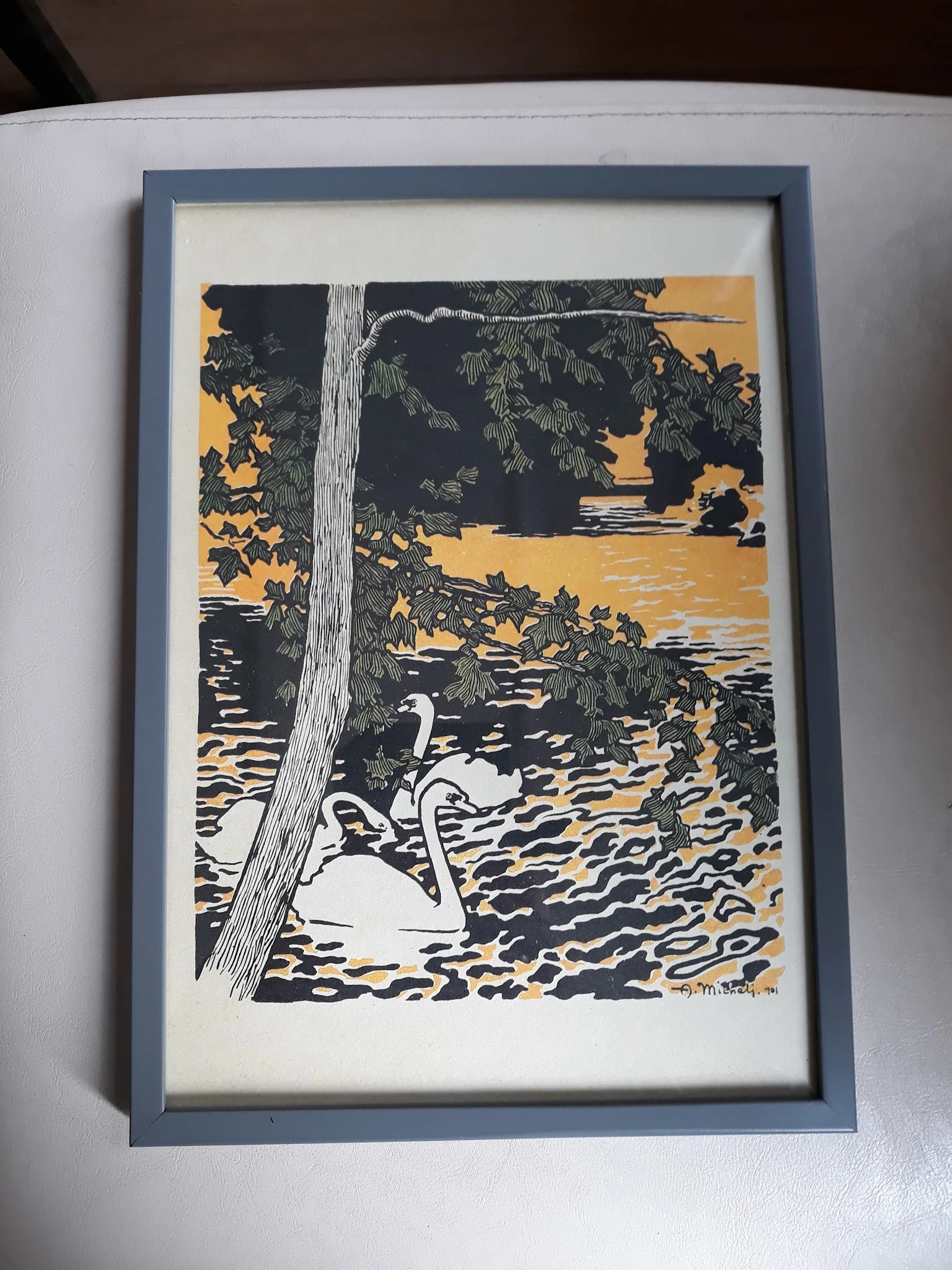 Kunstwerk met twee zwanen op water, geprint in geel, zwart en wit