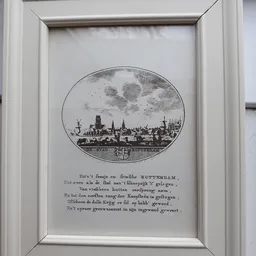 Antieke gravure van een stadsgezicht met maan en Nederlands gedicht eronder
