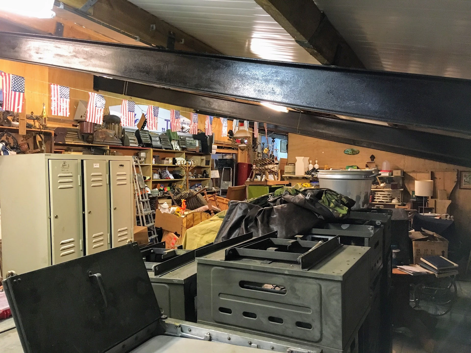 Kringloopwinkel A. de Ruiter Handelsonderneming in Elspeet met tweedehands boeken, elektronica en kleding