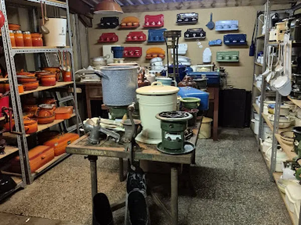 Stellingen en tafels met diverse huishoudelijke artikelen, kookgerei en opbergkisten in de winkel