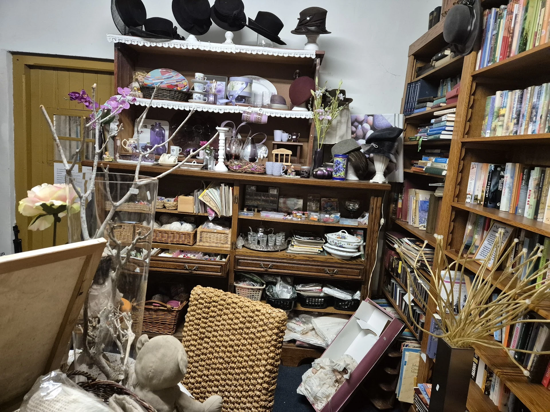 Kringloopwinkel Adullam Molenwinkel in Westbroek met tweedehands boeken, huishoudelijke apparaten en kleding