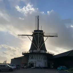 Silhouet van een Nederlandse windmolen tegen bewolkte hemel